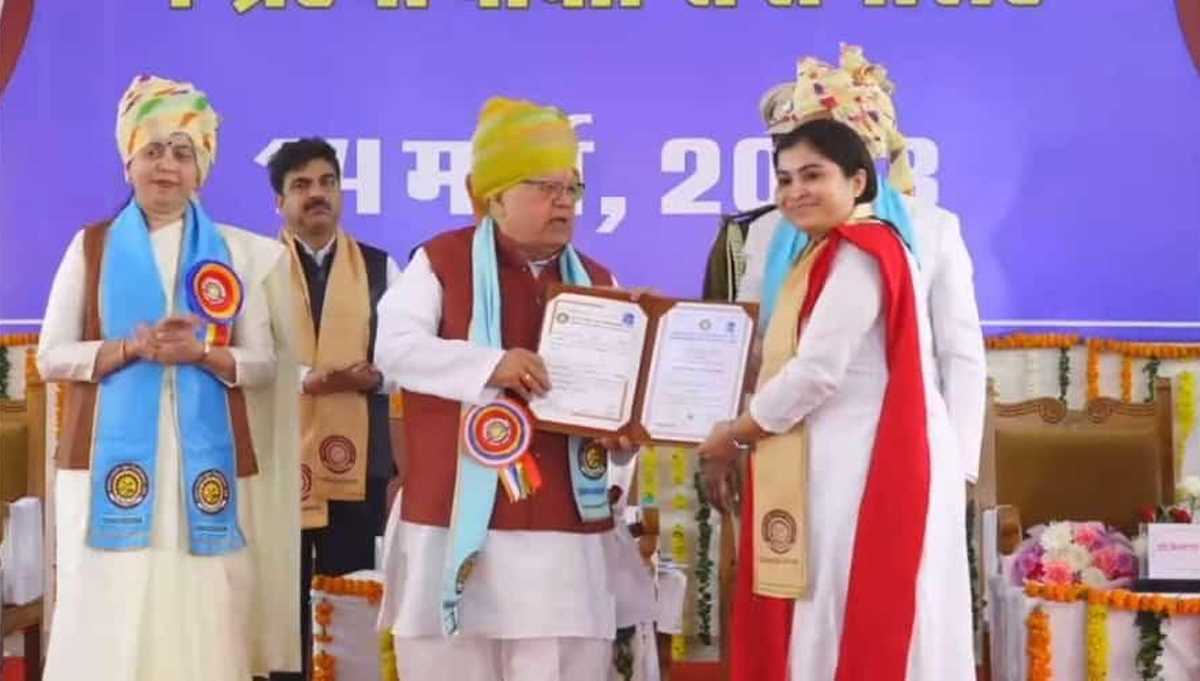 विश्वविद्यालय टॉपर जेवर की बेटी हर्षिता राय को राजस्थान के राज्यपाल ने सौंपा स्वर्ण पदक